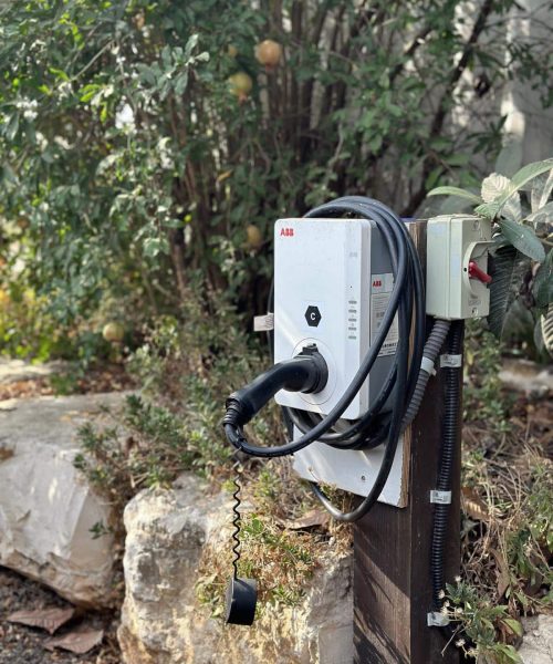 התקנת עמדת טעינה לרכב חשמלי